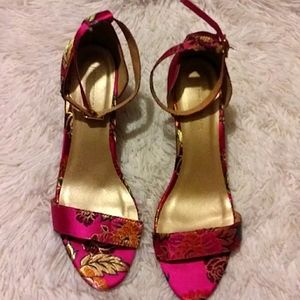 NWOT Heavenly Soles Floral Fabric Heels, 7
